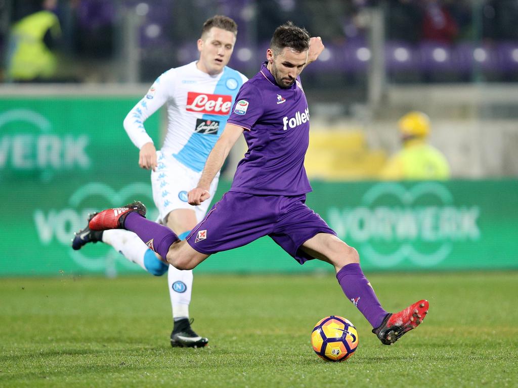 Milan Badelj waagt namens Fiorentina een schot op doel tegen Napoli. (22-12-2016)