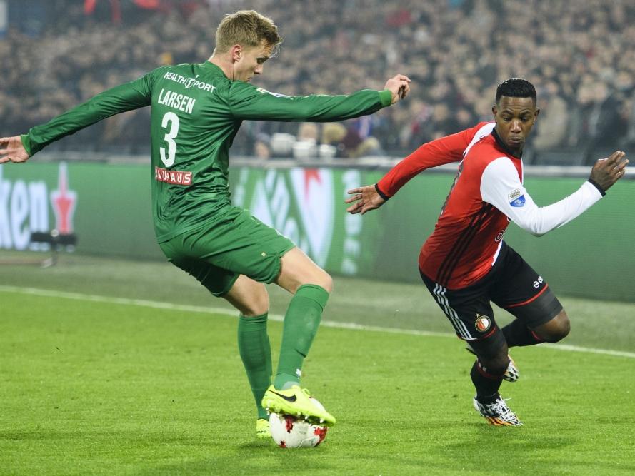 Eljero Elia (r.) probeert het buitenom bij Kasper Larsen (l.) tijdens Feyenoord - FC Groningen, maar faalt in zijn actie. (11-02-2017)