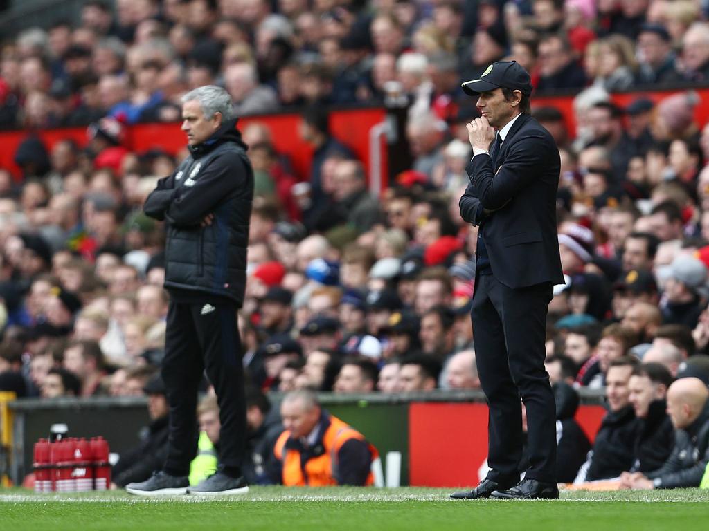 José Mourinho (l.) en Antonio Conte (r.) kijken geconcentreerd naar de clash tussen Manchester United en Chelsea. (16-04-2017)
