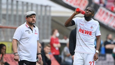 1. FC Köln: Baumgart (l.) hofft weiter auf einen Verbleib von Modeste