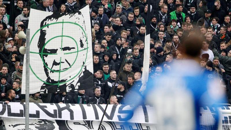 Wiederholte Schmähungen von Hoffenheim-Mäzen Dietmar Hopp waren für den DFB Anlass Zuschauerausschlüsse auszusprechen Wiederholte Schmähungen von Hoffenheim-Mäzen Dietmar Hopp waren für den DFB Anlass Zuschauerausschlüsse auszusprechen