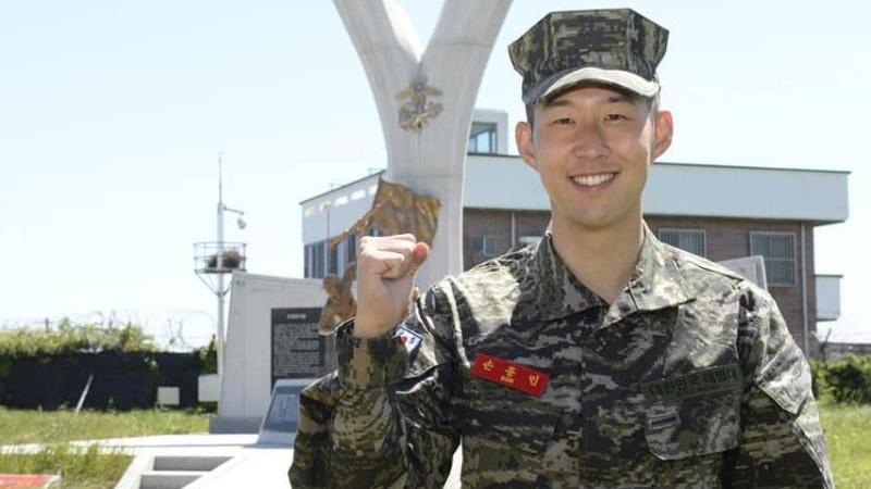 Heung-Min Son hat die Militärausbildung in Südkorea abgeschlossen Heung-Min Son hat die Militärausbildung in Südkorea abgeschlossen