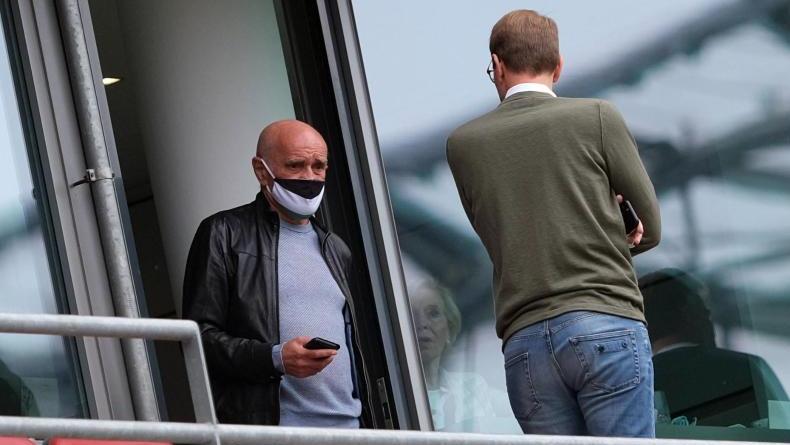 Martin Kind (l.) rechnet mit einem großen Verlust bei Hannover 96 Martin Kind (l.) rechnet mit einem großen Verlust bei Hannover 96
