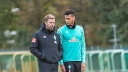 Florian Kohfeldt im Gespräch mit Werder-Stürmer Davie Selke