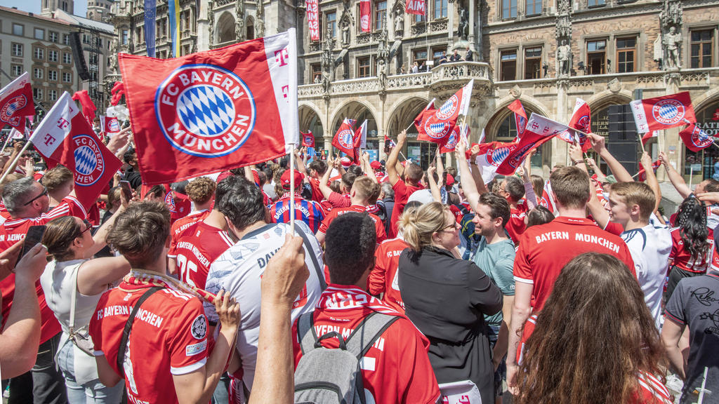 Rund 10.000 Fans des FC Bayern München warten auf dem Marienplatz auf die Meister-Mannschaften