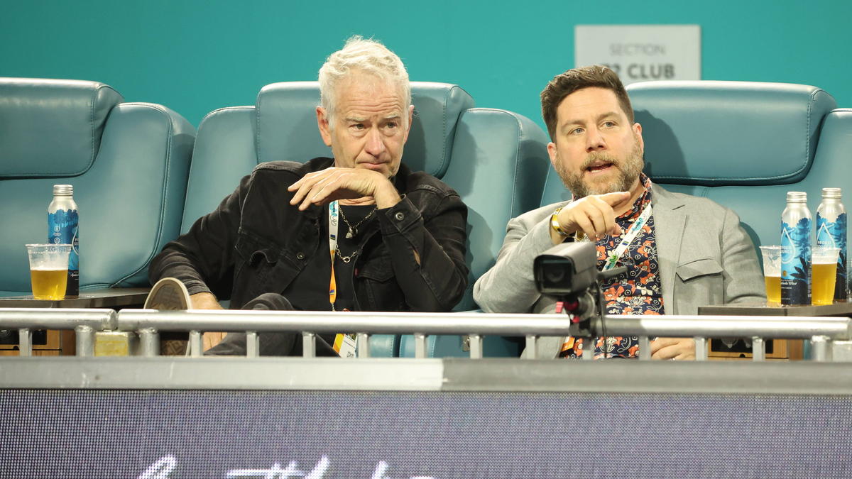 Tennis-Legende John McEnroe (li.) will keine saudischen Millionen in seinem Sport