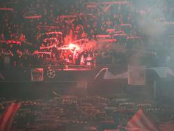 Belgrads Fans zünden zum Anpfiff im Leipziger Stadion Pyrotechnik