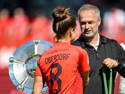 Treffen sich demnächst beim DFB: Bayern-Star Lena Oberdorf und Bundestrainer Christian Wück (r.)