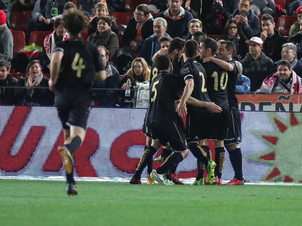 Die Spieler von Racing Santander feiern nach dem Auswärtsspiel bei UD Almería ihren Viertelfinaleinzug in der Copa del Rey