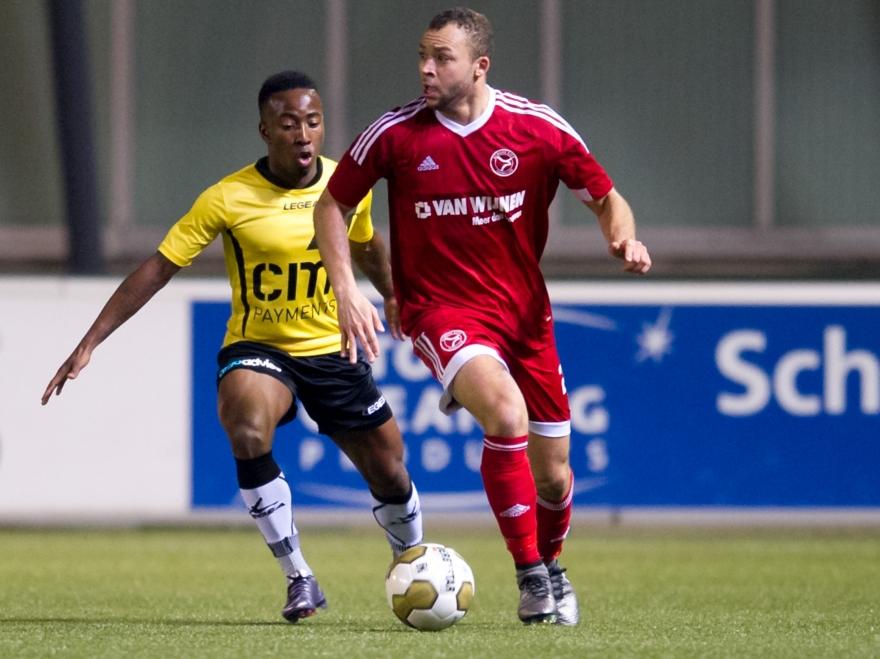 Elson Hooi (l.) zet vol druk op Travis Brent, die daardoor snel moet handelen tijdens de competitiewedstrijd Almere City - NAC Breda. (18-12-2015)