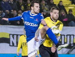 Kevin Brands (r.) probeert de bal met de borst aan te nemen, maar Yannick Cortie (l.) steekt tijdens de wedstrijd NAC Breda - Helmond Sport zijn been uit en probeert de aanname te voorkomen. (29-01-2016)