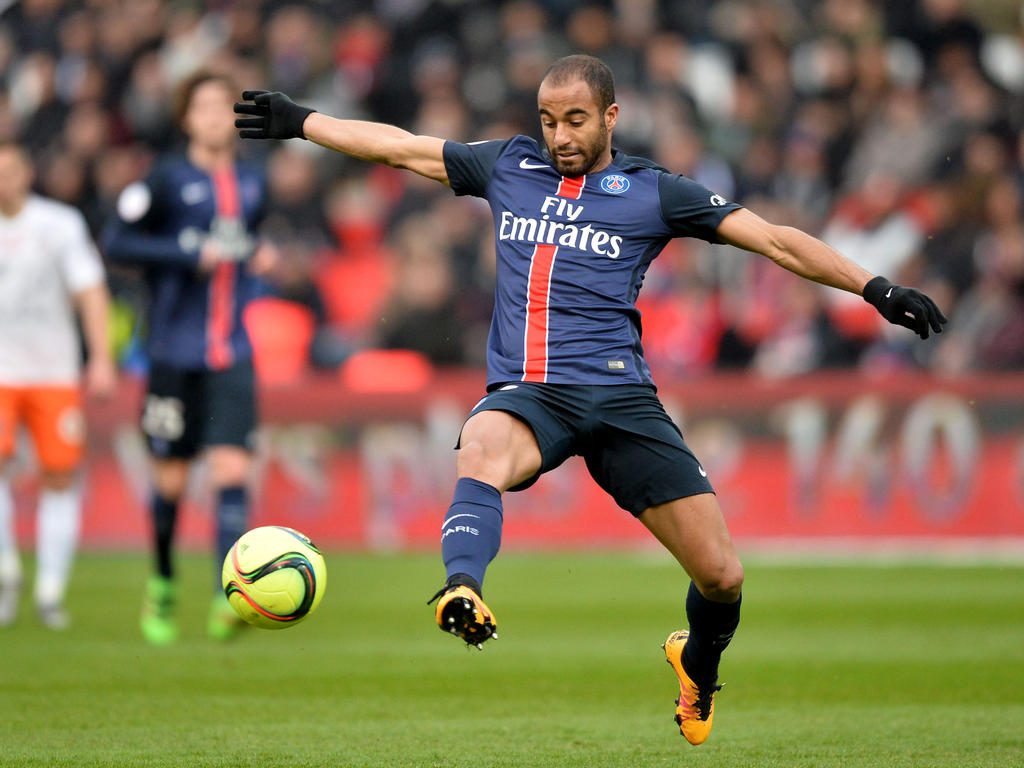 Lucas heeft balbezit tijdens het competitieduel Paris Saint-Germain - Montpellier (05-03-2016).