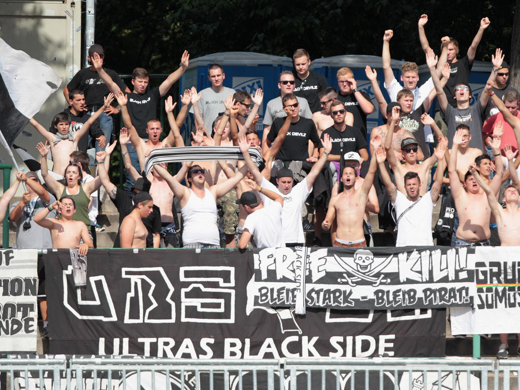 Die Fans von Wacker Burghausen feiern Die Fans von Wacker Burghausen feiern