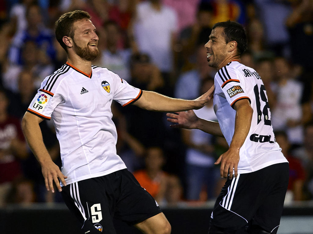 Javi Fuego (drcha) anotó el primer gol del Valencia ante el Granada. (Foto: Getty)