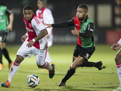Gregor Breinburg (r.) heeft moeite om Lerin Duarte (l.) te achterhalen tijdens Jong Ajax - NEC Nijmegen. (24-11-2014). 