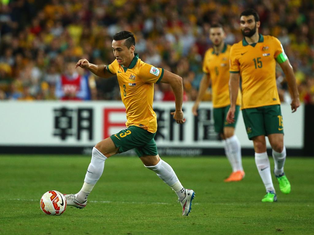 Jason Davidson namens Australië aan de bal tijdens het duel met Zuid-Korea in de finale van de Azië Cup. (31-01-2015).