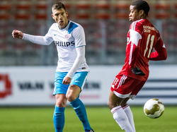 Stijn Schaars (l.) raakte twee keer zwaar geblesseerd aan zijn knie, maar kan tegen Almere City weer speelminuten maken voor Jong PSV. Hier speelt de middenvelder de bal weg voordat Jergé Hoefdraad het speeltuig af kan pakken. (27-02-2015)
