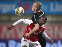 NEC-spits Sjoerd Ars (boven) gaat vol te aanval om de bal in de lucht weg te houden bij Dalian Maatsen in het Jupiler League-duel met MVV. (20-03-2015)