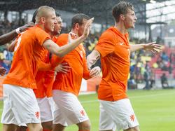 Vincent Janssen heeft Jong Oranje op een 0-2 voorsprong gezet tegen Jon Cyprus. Het feestje wordt gevierd met zijn allen. (04-09-2015)