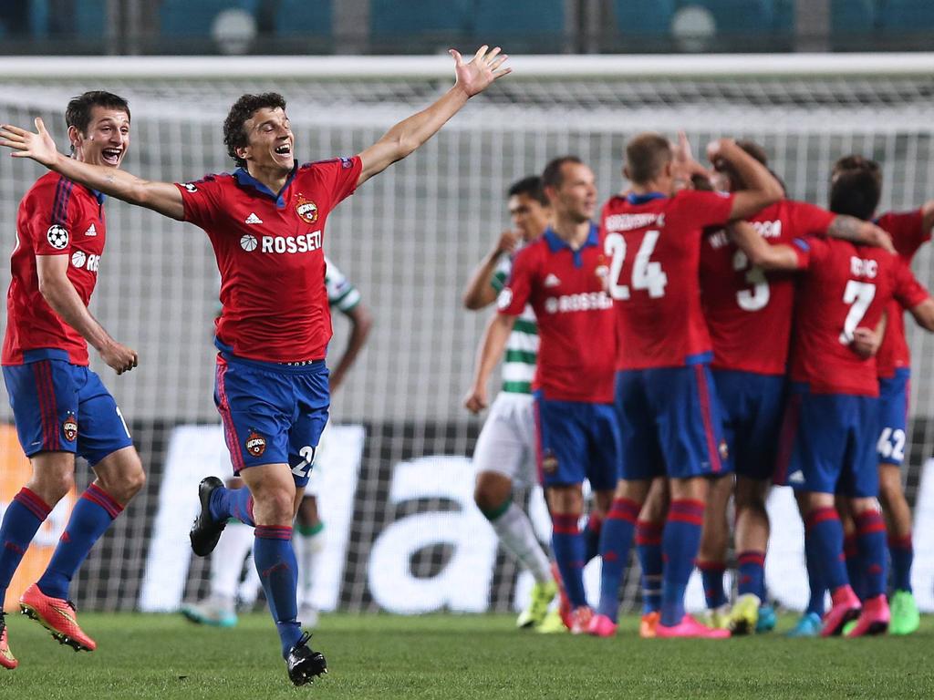 Roman Eremenko (2.v.l.) bejubelt einen Treffer für CSKA Moskva, seine Teamkollegen feiern im Hintergrund