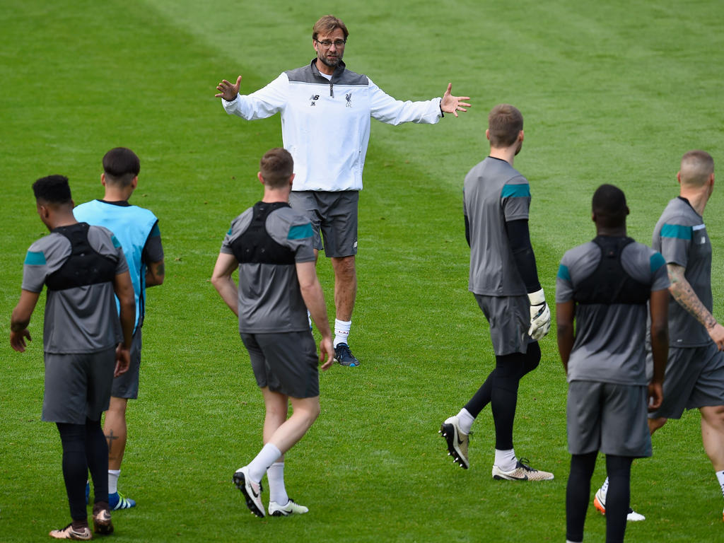 Klopp dirige el entrenamiento en el estadio de Basilea. (Foto: Getty)