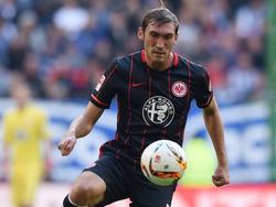 Stefan Reinartz heeft balbezit tijdens het competitieduel Hamburger SV - Eintracht Frankfurt (19-09-2015).