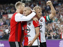 Karim El Ahmadi (m.) maakt namens Feyenoord de 2-0 tegen Roda JC en viert zijn goal met Nicolai Jørgensen (l.) en Dirk Kuyt (r.). (25-09-2016)
