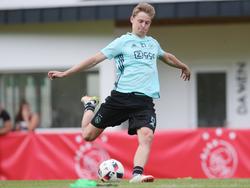 Frenkie de Jong traint mee bij de hoofdmacht van Ajax (06-07-2016).