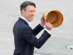 Niko Kovac präsentiert stolz den Pokal