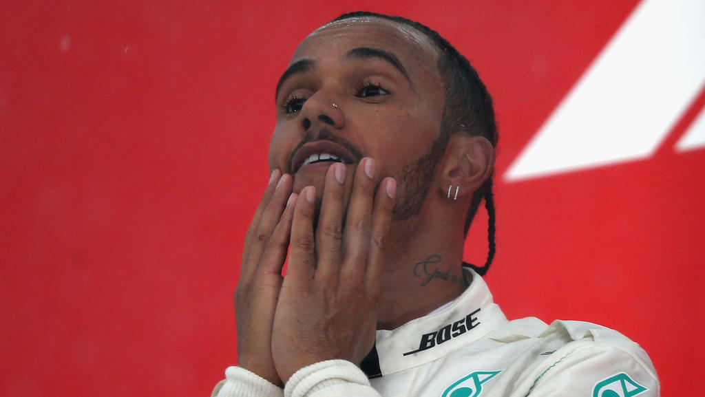 Der Blick zum Himmel nach dem Sieg: Lewis Hamilton in Hockenheim 2018 Der Blick zum Himmel nach dem Sieg: Lewis Hamilton in Hockenheim 2018