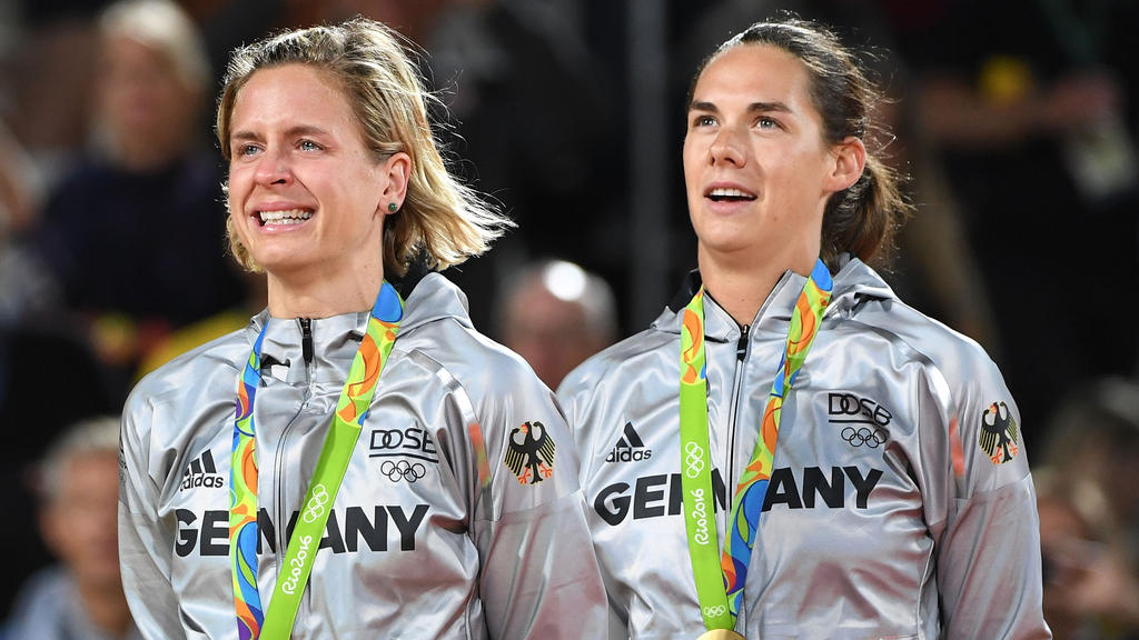 Kira Walkenhorst (r.) beendet offenbar ihre Karriere Kira Walkenhorst (r.) beendet offenbar ihre Karriere
