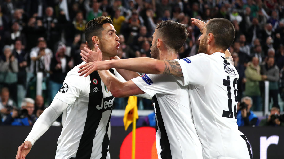 CR7 (l.) erzielte gegen Ajax einen historischen Treffer CR7 (l.) erzielte gegen Ajax einen historischen Treffer