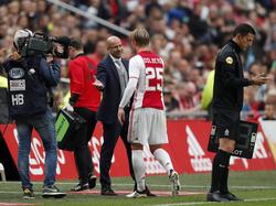 Peter Bosz (l.) bedankt zijn spits Kasper Dolberg (r.) voor diens inzet tijdens Ajax - FC Utrecht. (02-10-2016)