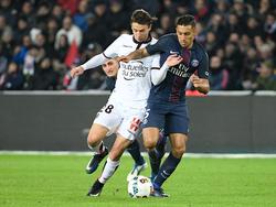Marquinhos (r.) duelleert met Olivier Boscagli (l.) tijdens het competitieduel Paris Saint-Germain - OGC Nice (11-12-2016).