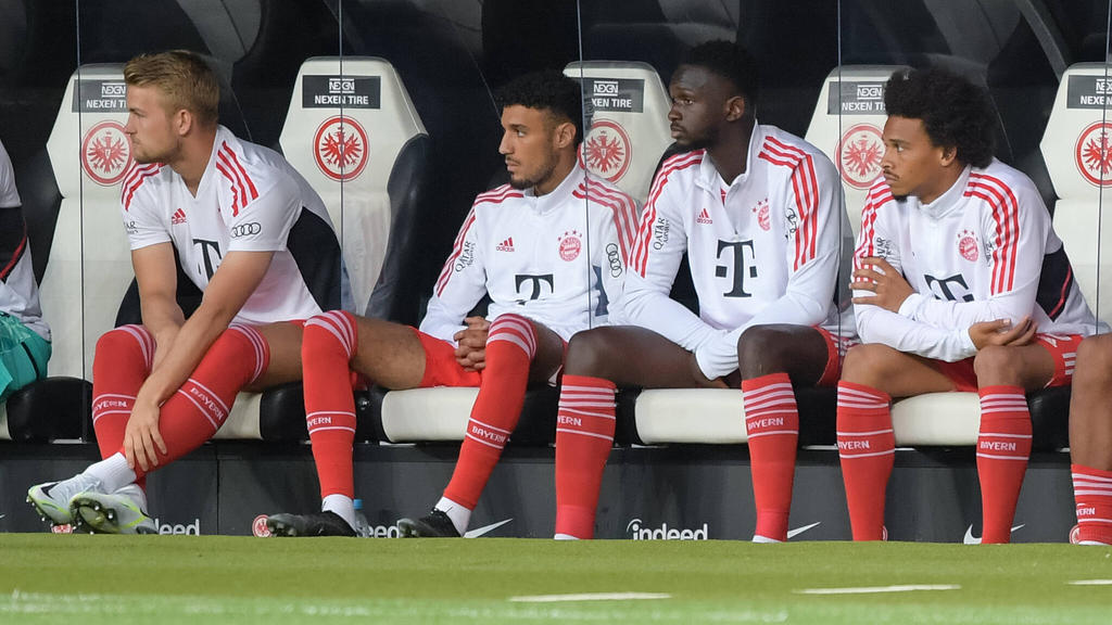 Matthijs de Ligt, Noussair Mazraoui (v.l.) und Leroy Sané (r.) spielten bisher noch kein Bundesliga-Spiel von Beginn an für den FC Bayern
