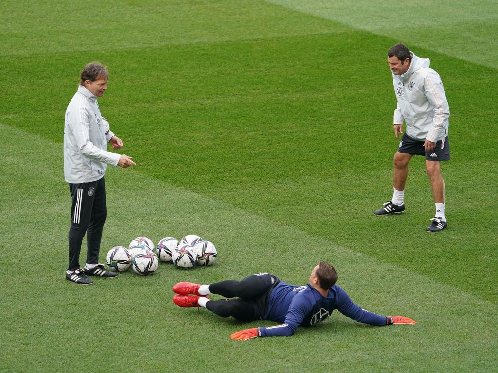 Assistenztrainer Marcus Sorg, DFB-Torwart Manuel Neuer und Torwarttrainer Andreas Kronenberg (v.l.) auf dem Trainingsplatz