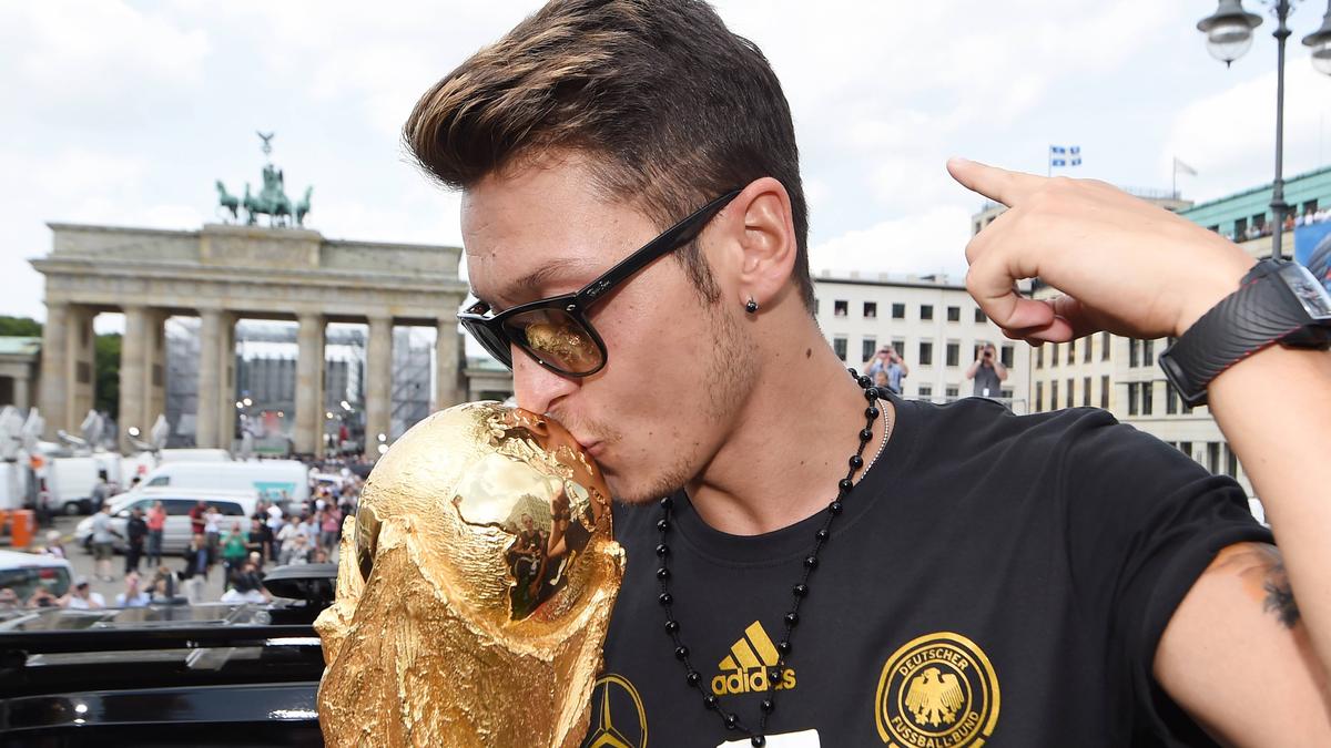 Traut dem DFB-Team bei der WM einiges zu: Der damalige Nationalspieler Mesut Özil mit WM-Pokal 2014 vor dem Brandenburger Tor