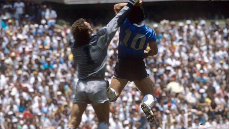 Diego Maradona (r.) erzielte ein Tor per Hand gegen den englischen Tormann Peter Shilton Diego Maradona (r.) erzielte ein Tor per Hand gegen den englischen Tormann Peter Shilton