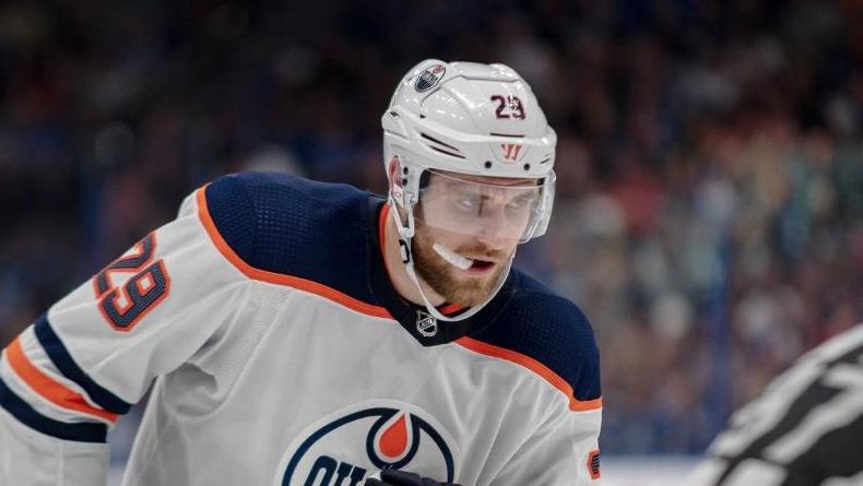 Leon Draisaitl spielt für die Edmonton Oilers in der NHL Leon Draisaitl spielt für die Edmonton Oilers in der NHL