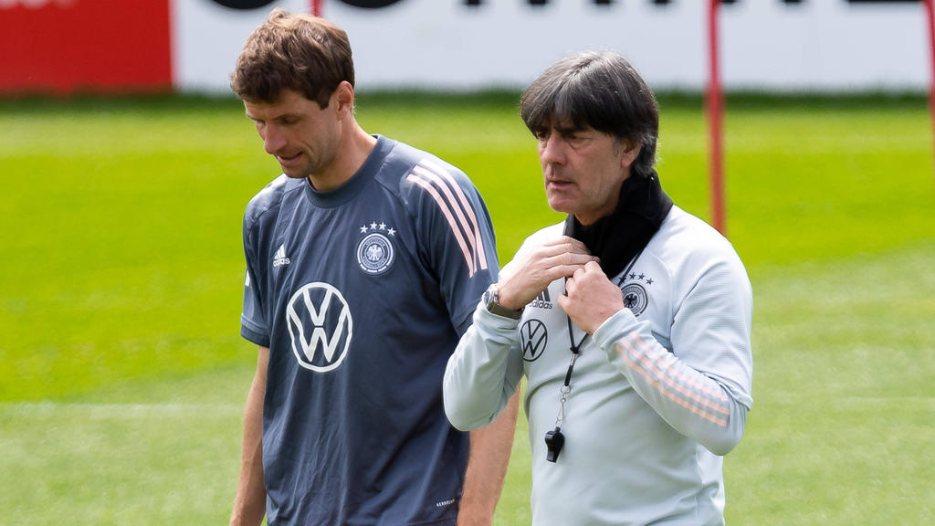 Thomas Müller (l.) an der Seite von Joachim Löw Thomas Müller (l.) an der Seite von Joachim Löw