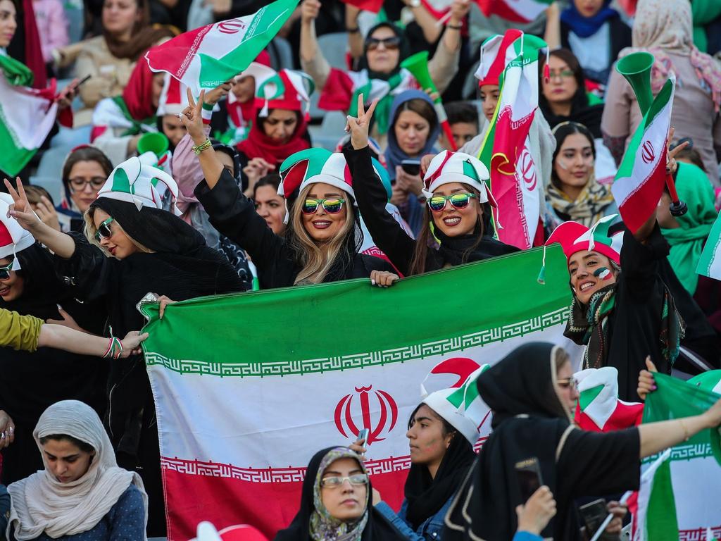 Im Iran sollen Frauen nach Worten des Fußballverbandschefs künftig Spiele in den Stadien verfolgen dürfen