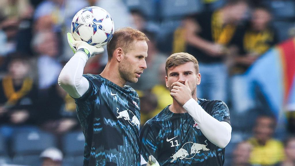 Leipzig-Stürmer Timo Werner und RB-Torwart Péter Gulási unterhalten sich Leipzig-Stürmer Timo Werner und RB-Torwart Péter Gulási unterhalten sich