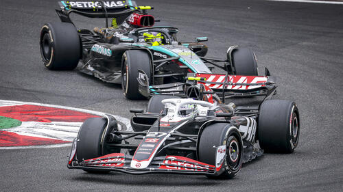 In Shanghai fuhr Hülkenberg eine Zeit lang vor Lewis Hamilton (hinten)