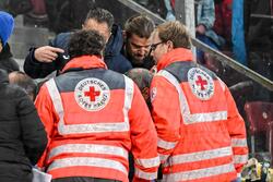 Ein Hoffenheim Fan muss nach einem Böllerwurf behandelt werden. Der Böllerwerfer wurde zu einer Gefängnisstrafe verurteilt, das Urteil ist nun rechtskräftig (Archivbild)