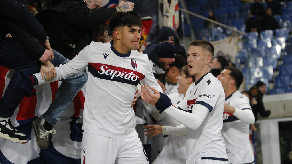 Bolognas Matchwinner Santiago Castro ließ sich vor der Kurve feiern Bolognas Matchwinner Santiago Castro ließ sich vor der Kurve feiern