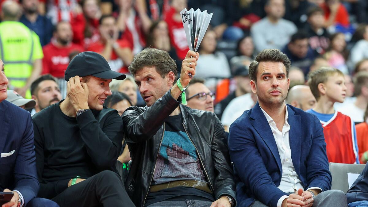 Thomas Müller (M.) will das Basketball-Viertelfinale (live bei RTL) nicht verpassen