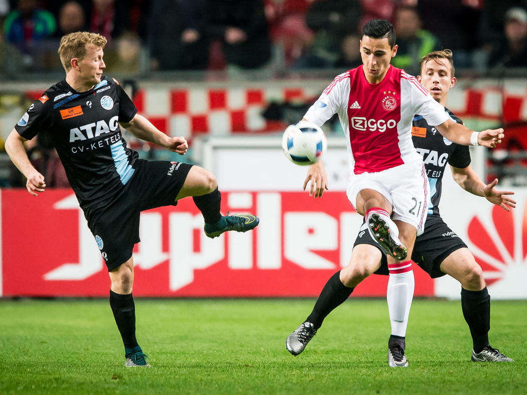 Andrew Driver (l.) probeert Anwar El Ghazi (m.) van de bal te zetten tijdens het competitieduel Ajax - De Graafschap. (20-12-2015)