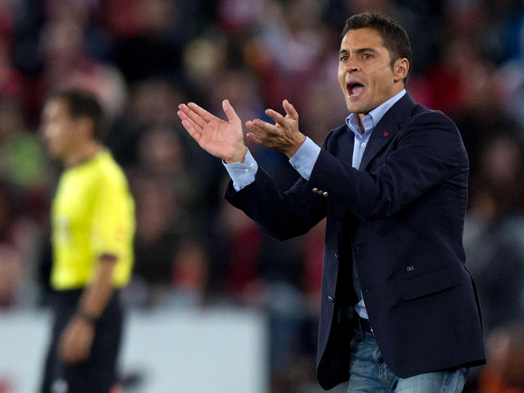 Francisco anima a sus jugadores del Almería en 2013. (Foto: Getty)