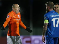 Arjen Robben (l.) discussieert tijdens het EK-kwalificatieduel IJsland - Nederland met Aron Gunnarsson (l.). (13-10-2014)