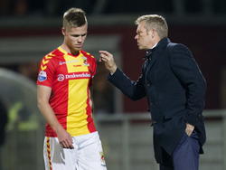 Go Ahead Eagles-trainer Foeke Booy (r.) geeft Jules Reimerink (l.) aanwijzingen tijdens het competitieduel Go Ahead Eagles - NAC Breda. (22-11-2014)
